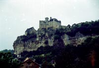 на верху горы стоит Chateau de Beynac