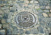 Канализационный люк с гербом города