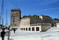Le Fort Saint-Jean  охраняет вход в порт