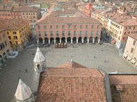 вид с Torre Ghirlandina на Piazza Grande