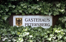 Petersberg koenigswinter Bonn Gaestehaus Bundesregierung 1999 - By Sir James (Own work) [GFDL (http://www.gnu.org/copyleft/fdl.html) or CC BY-SA 3.0 (http://creativecommons.org/licenses/by-sa/3.0)], via Wikimedia Commons