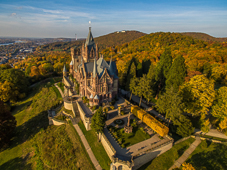 Schloss Drachenburg Luftaufnahme Herbst 2015 - By Phantom3Pix (Own work) [CC BY-SA 4.0 (http://creativecommons.org/licenses/by-sa/4.0)], via Wikimedia Commons